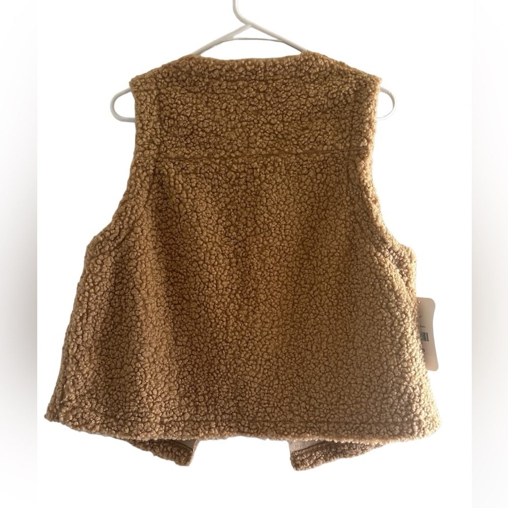 NWT taupe vest with side pockets and front full closures, Size Medium - Picture 3 of 3